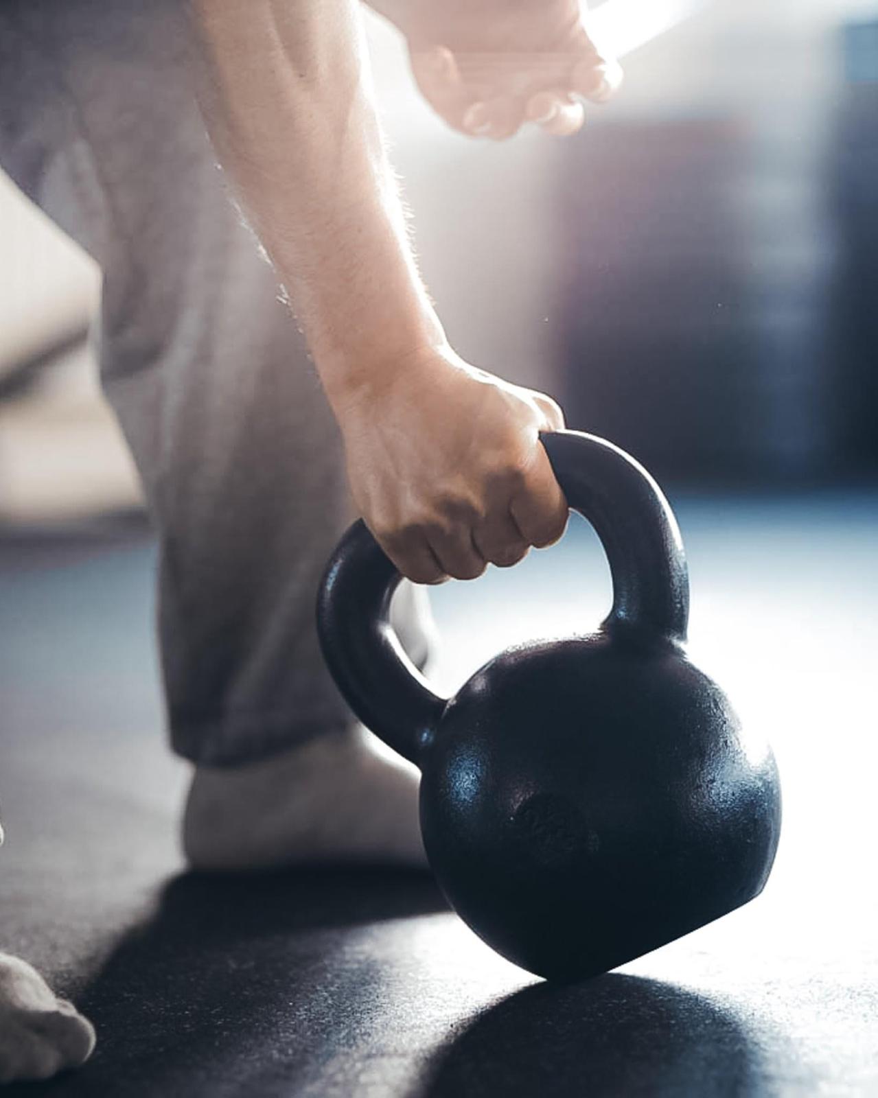 Kettlebell-Detail – Griff zur Kugel in der area