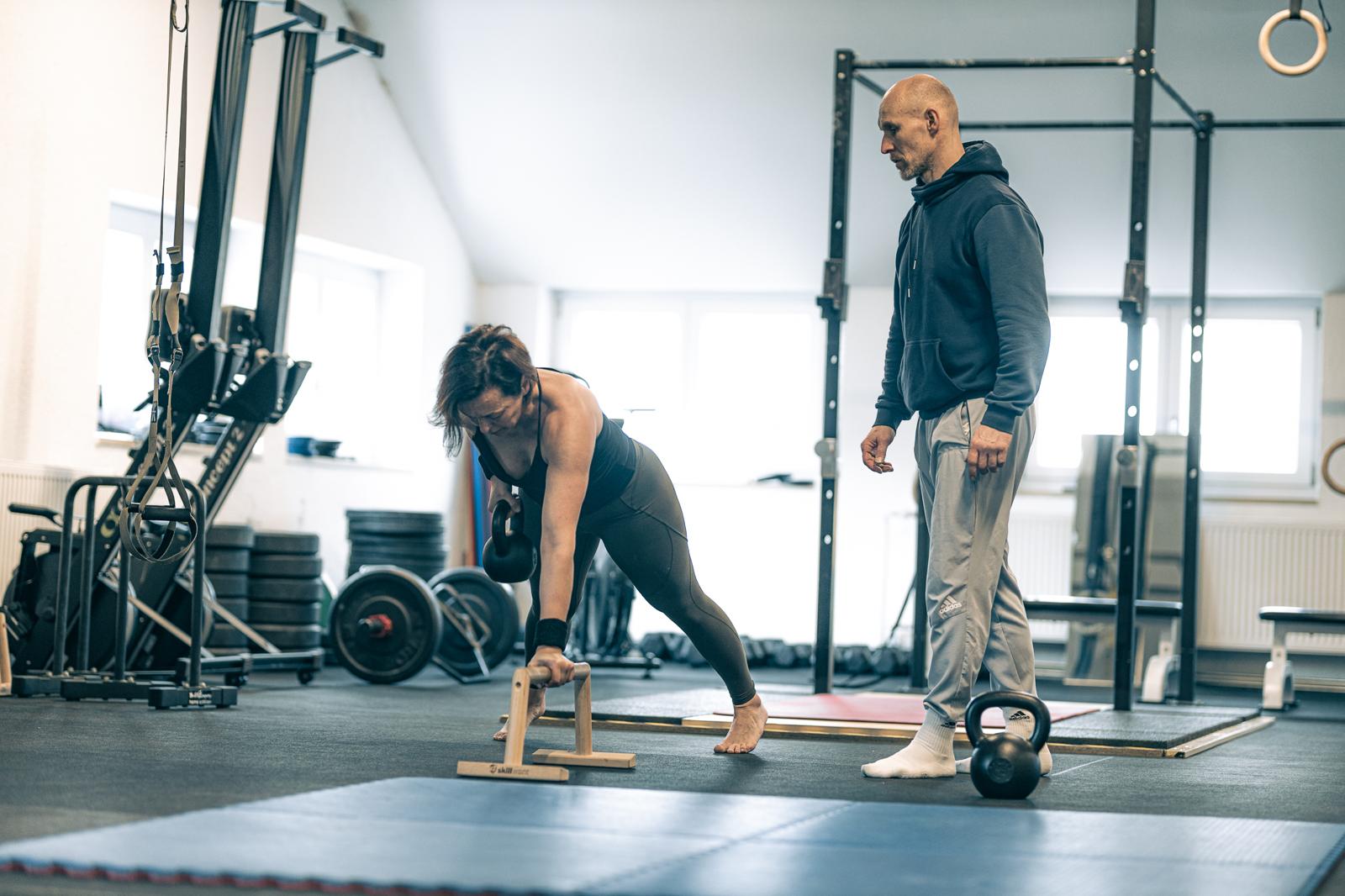 Trainerblick auf die Übungsausführung im Personal Training