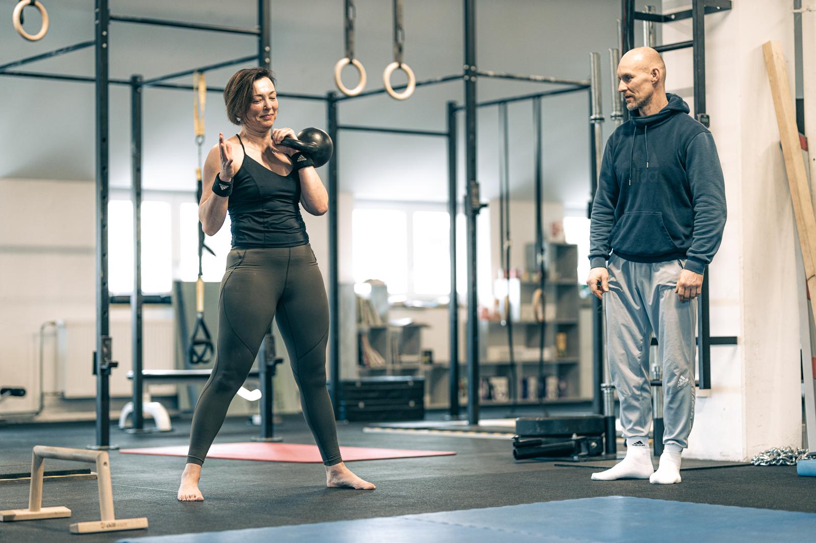 Persönliche Betreuung beim Kettlebell-Training in der area